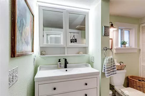 Bath - 1116 E Marine View Dr, Everett, WA 98201 photo 2 of 2