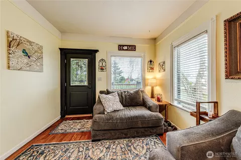 Entry Way - 1116 E Marine View Dr, Everett, WA 98201 photo 1 of 3