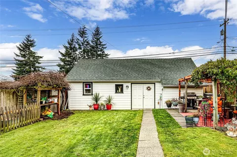 Exterior - 1116 E Marine View Dr, Everett, WA 98201 photo 11 of 14