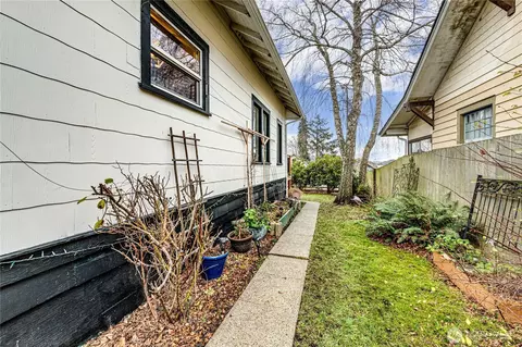 Exterior - 1116 E Marine View Dr, Everett, WA 98201 photo 12 of 14