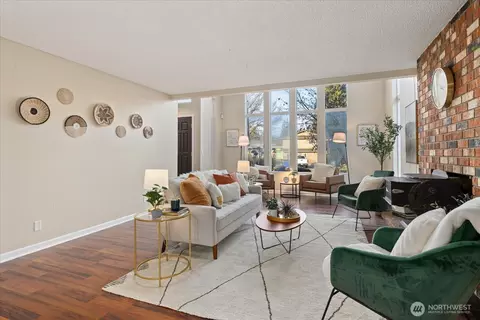 Living - 9323 10th Ave SE, Everett, WA 98208 photo 2 of 4