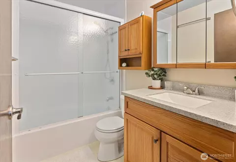 Bath - 9323 10th Ave SE, Everett, WA 98208 photo 3 of 3