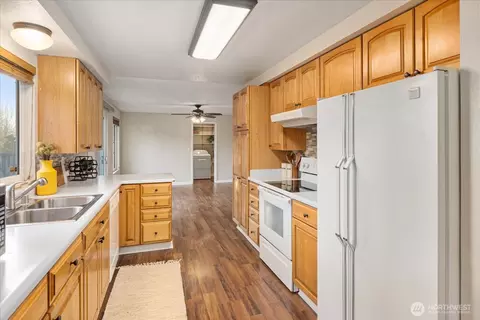 Kitchen - 9323 10th Ave SE, Everett, WA 98208 photo 2 of 2