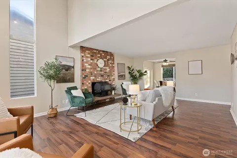 Living - 9323 10th Ave SE, Everett, WA 98208 photo 3 of 4