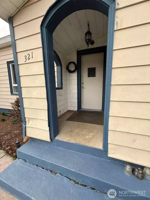 Exterior - 321 E Oak St, Walla Walla, WA 99362 photo 2 of 6
