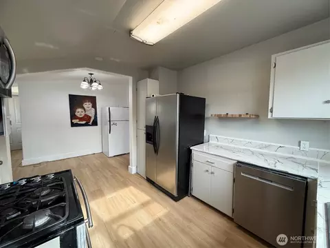 Kitchen - 321 E Oak St, Walla Walla, WA 99362 photo 2 of 3