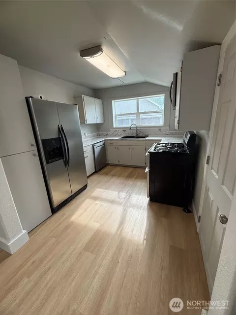 Kitchen - 321 E Oak St, Walla Walla, WA 99362 photo 3 of 3