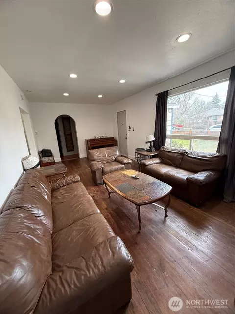 Living - 321 E Oak St, Walla Walla, WA 99362 photo 2 of 2