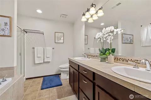 Bath - 12014 NE 162nd Pl, Bothell, WA 98011 photo 2 of 5