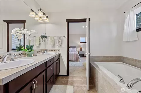 Bath - 12014 NE 162nd Pl, Bothell, WA 98011 photo 4 of 5