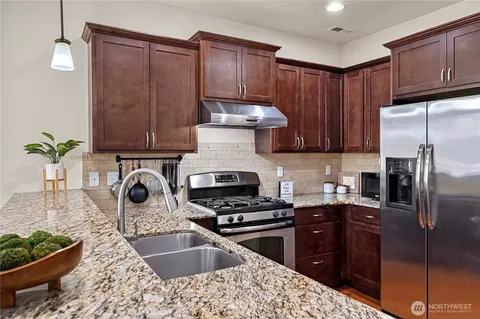 Kitchen - 12014 NE 162nd Pl, Bothell, WA 98011 photo 5 of 6