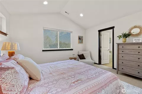 Bedroom - 12014 NE 162nd Pl, Bothell, WA 98011 photo 2 of 4