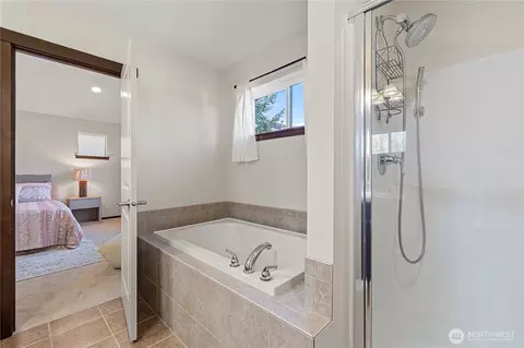 Bath - 12014 NE 162nd Pl, Bothell, WA 98011 photo 3 of 5