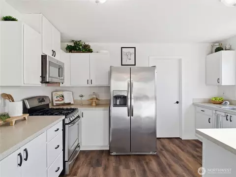 Kitchen - 1015 Nunnally Ave NW, Orting, WA 98360 photo 3 of 5