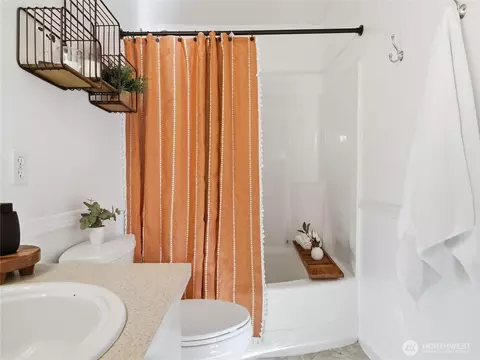 Bath - 1015 Nunnally Ave NW, Orting, WA 98360 photo 2 of 3