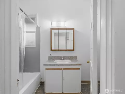 Bath - 3502 Norton Ave, Everett, WA 98201 photo 2 of 4