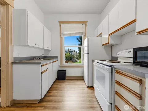 Kitchen - 3502 Norton Ave, Everett, WA 98201 photo 2 of 5