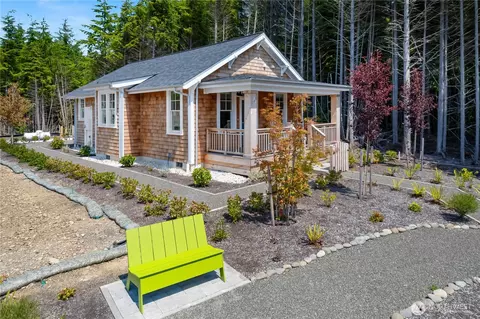 24 Switchback Ln, Pacific Beach, WA 98571