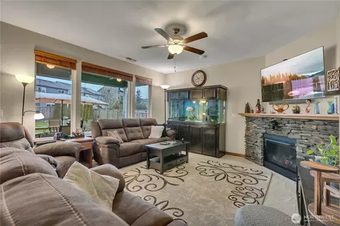 Living - 910 Boatman NW, Orting, WA 98360 photo 1 of 2