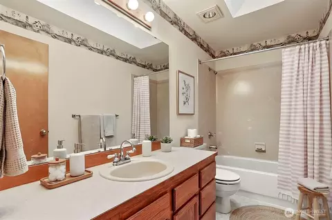 Bath - 4007 119th Pl SE, Everett, WA 98208 photo 4 of 4