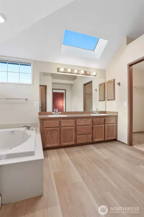 Bath - 4007 119th Pl SE, Everett, WA 98208 photo 3 of 4