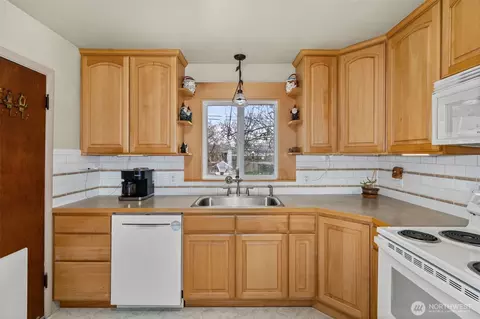 Kitchen - 342 Beech St, Longview, WA 98632 photo 1 of 2