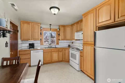 Kitchen - 342 Beech St, Longview, WA 98632 photo 2 of 2
