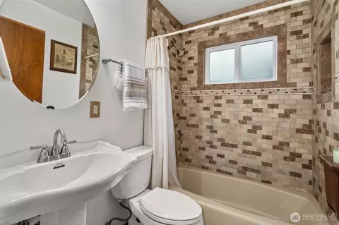 Bath - 342 Beech St, Longview, WA 98632 photo 1 of 1