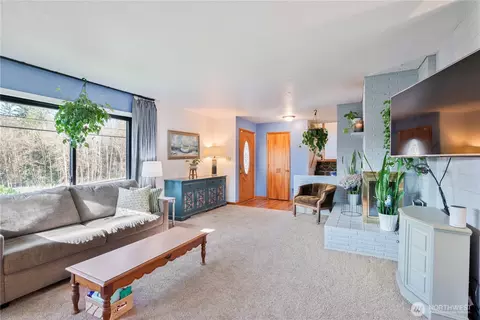 Living - 128 Alpha Dr, Longview, WA 98632 photo 3 of 3