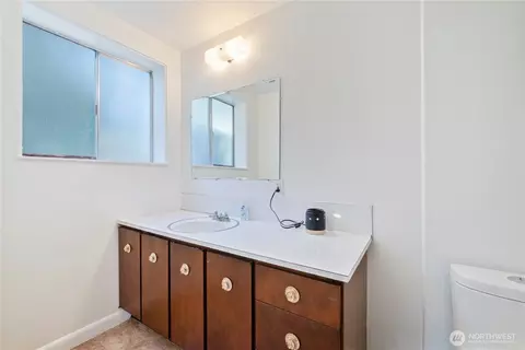Bath - 128 Alpha Dr, Longview, WA 98632 photo 2 of 2