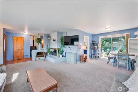 Living - 128 Alpha Dr, Longview, WA 98632 photo 2 of 3