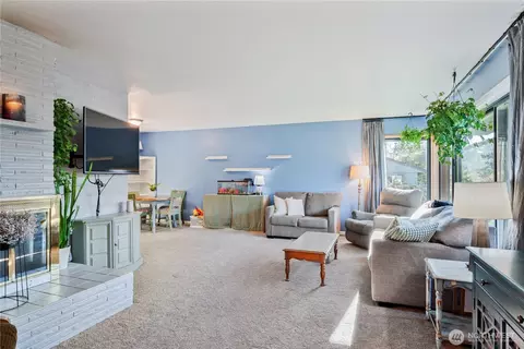 Living - 128 Alpha Dr, Longview, WA 98632 photo 1 of 3