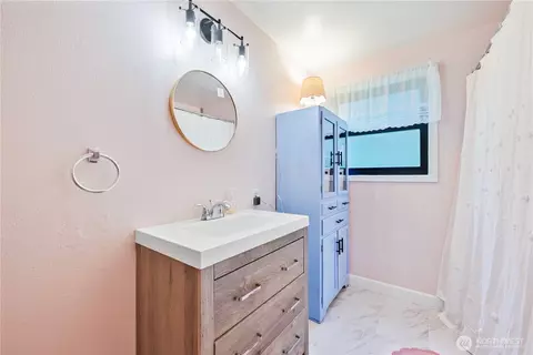 Bath - 128 Alpha Dr, Longview, WA 98632 photo 1 of 2