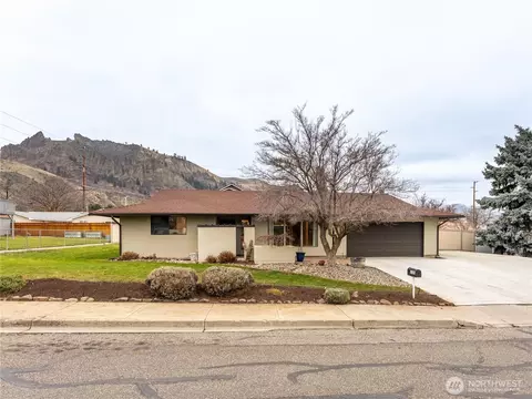1320 Wedgewood Ave, Wenatchee, WA 98801