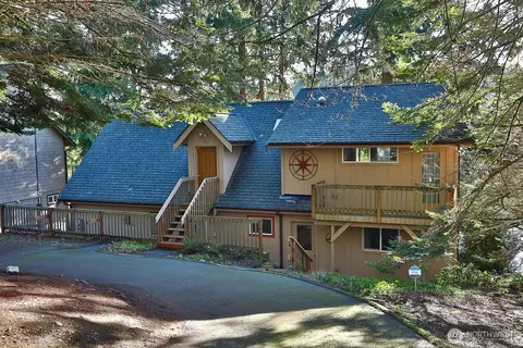 1015 Honeymoon Lake Dr, Greenbank, WA 98253