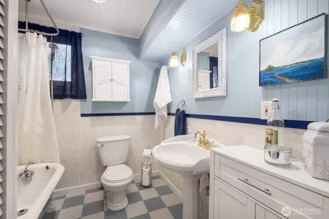 Bath - 1801 Rockefeller Ave, Everett, WA 98201 photo 1 of 3