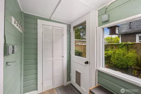 Entry Way - 1801 Rockefeller Ave, Everett, WA 98201 photo 2 of 4