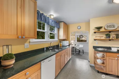 Kitchen - 1801 Rockefeller Ave, Everett, WA 98201 photo 1 of 4