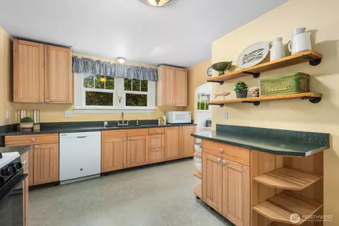 Kitchen - 1801 Rockefeller Ave, Everett, WA 98201 photo 2 of 4