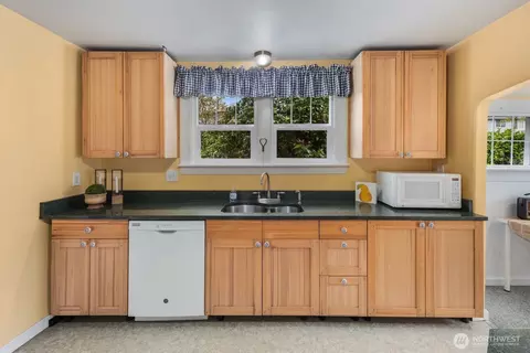 Kitchen - 1801 Rockefeller Ave, Everett, WA 98201 photo 3 of 4