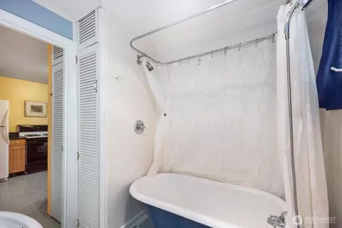 Bath - 1801 Rockefeller Ave, Everett, WA 98201 photo 2 of 3