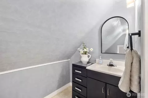 Bath - 1801 Rockefeller Ave, Everett, WA 98201 photo 3 of 3