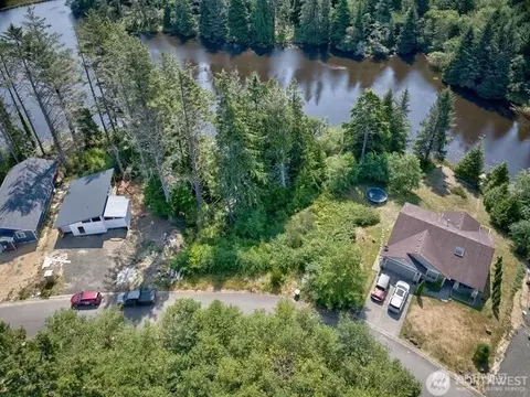 4 Sunrise Ln, South Bend, WA 98586