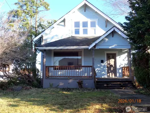 237 13th St, Raymond, WA 98577