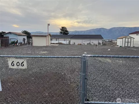 606 Edgewater Way SW, Mattawa, WA 99349