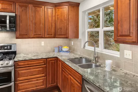 Kitchen - 19921 10th Dr SE, Bothell, WA 98012 photo 4 of 5