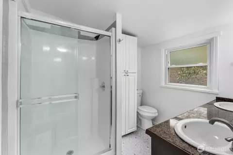Bath - 4618 S 3rd Ave, Everett, WA 98203 photo 1 of 3