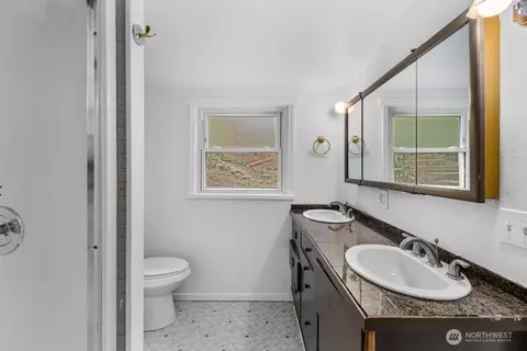 Bath - 4618 S 3rd Ave, Everett, WA 98203 photo 2 of 3