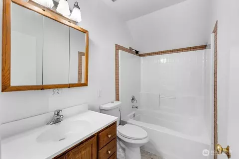 Bath - 4618 S 3rd Ave, Everett, WA 98203 photo 3 of 3