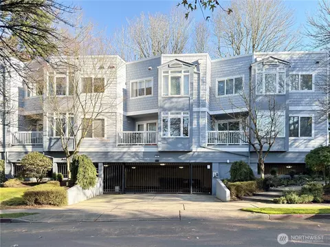 210 10th St #4, Kirkland, WA 98033